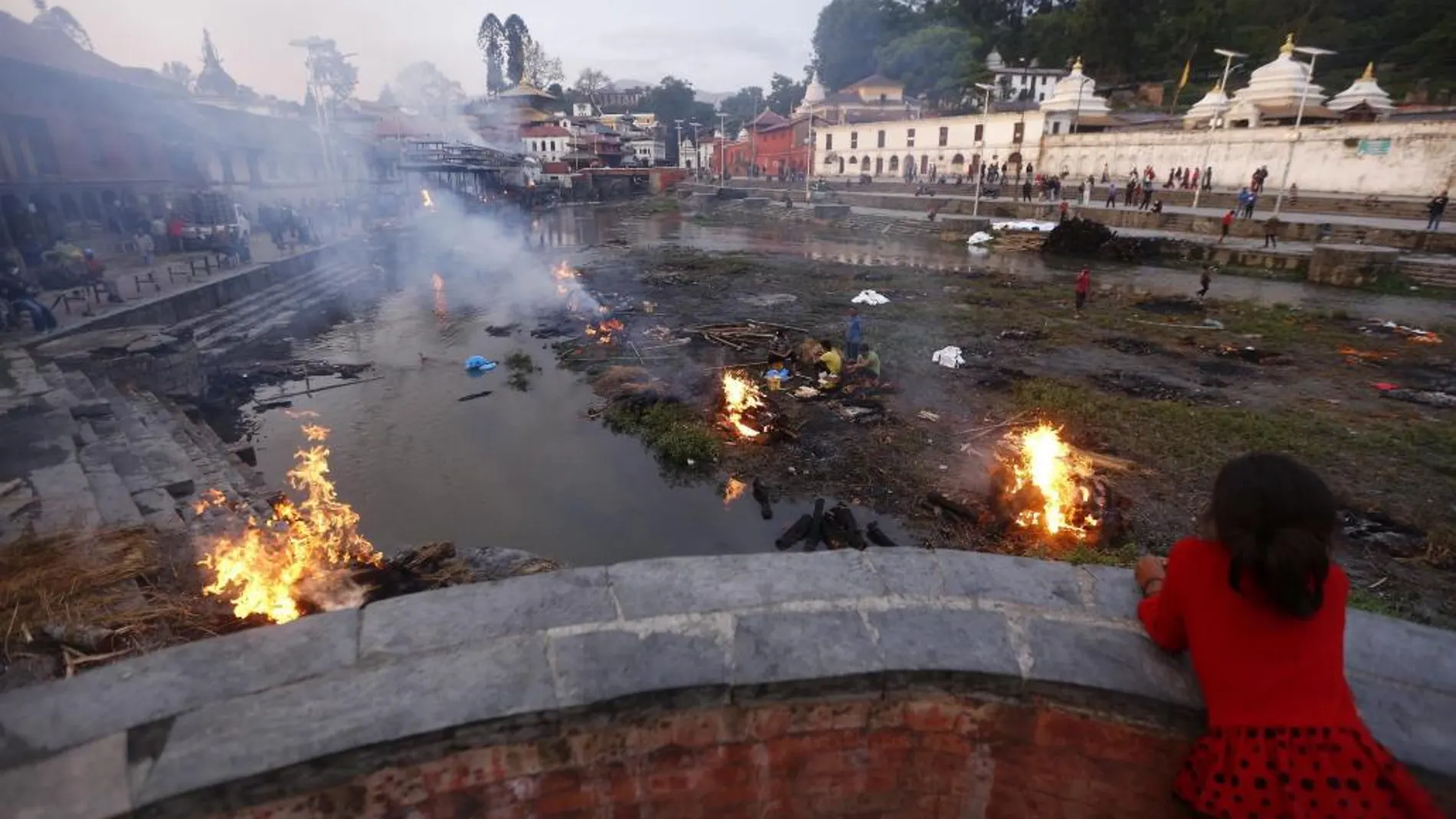 Los restos mortales de varias víctimas del seísmo de Nepal son incineradas en Katmandú