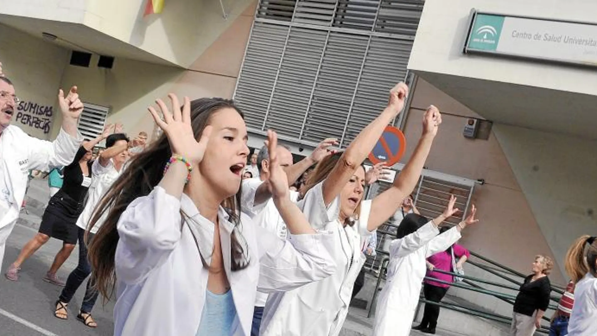 Los médicos de varios centros granadinos se manifiestan contra los recortes