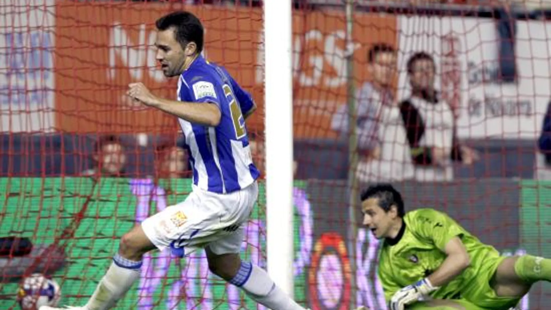 2-3. El Málaga remonta tras aprovechar su superioridad numérica con un gol de Salva