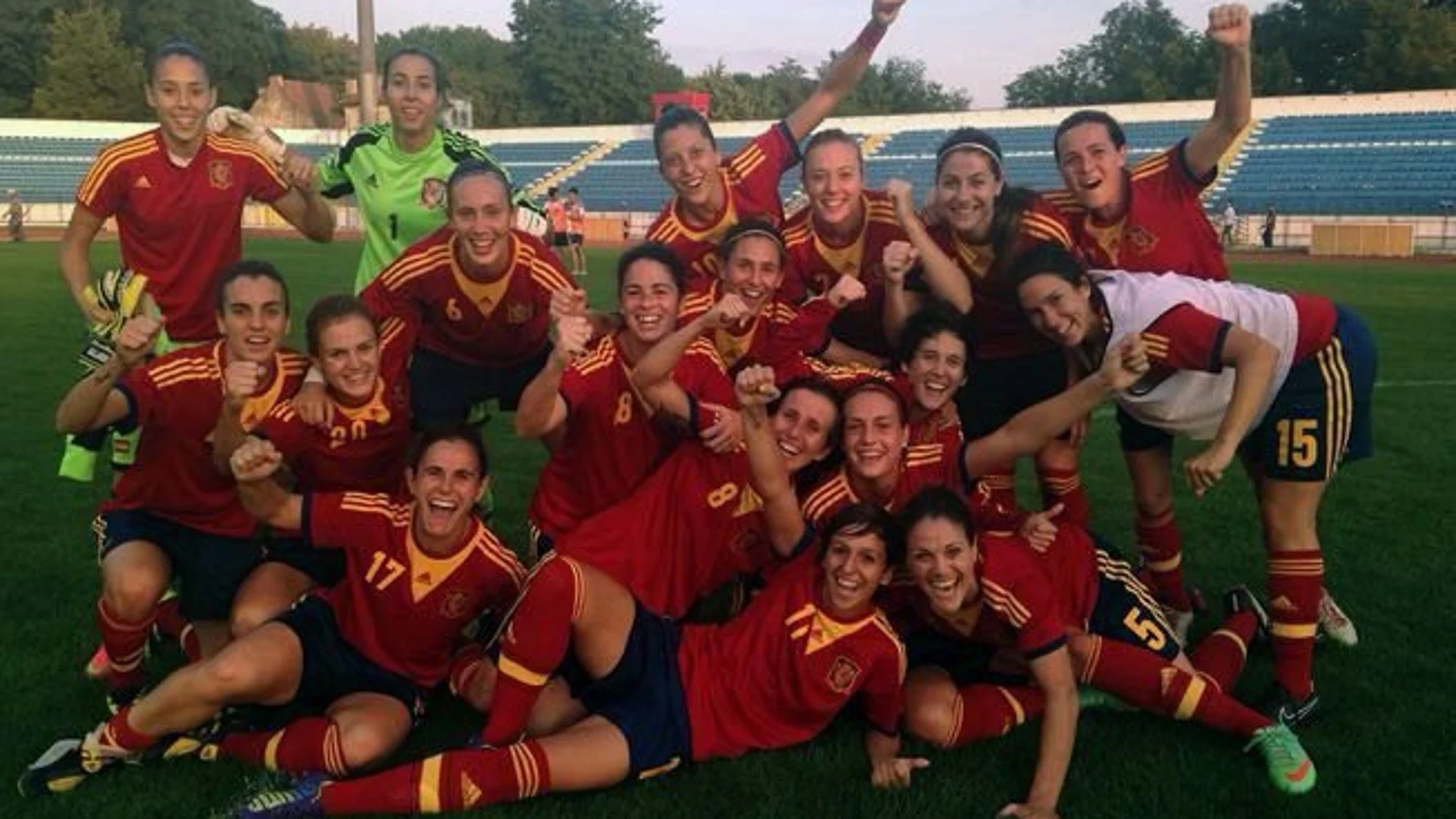 La selección española de fútbol femenino celebrando la clasificación por primera vez en su historia para disputar un Mundial de fútbol