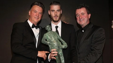 Van Gaal y el aficionado Stephen Cross entregaron el premio Sir Matt Busby a De Gea