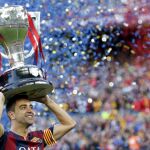 Xavi Hernandez alza la copa de "La Liga"