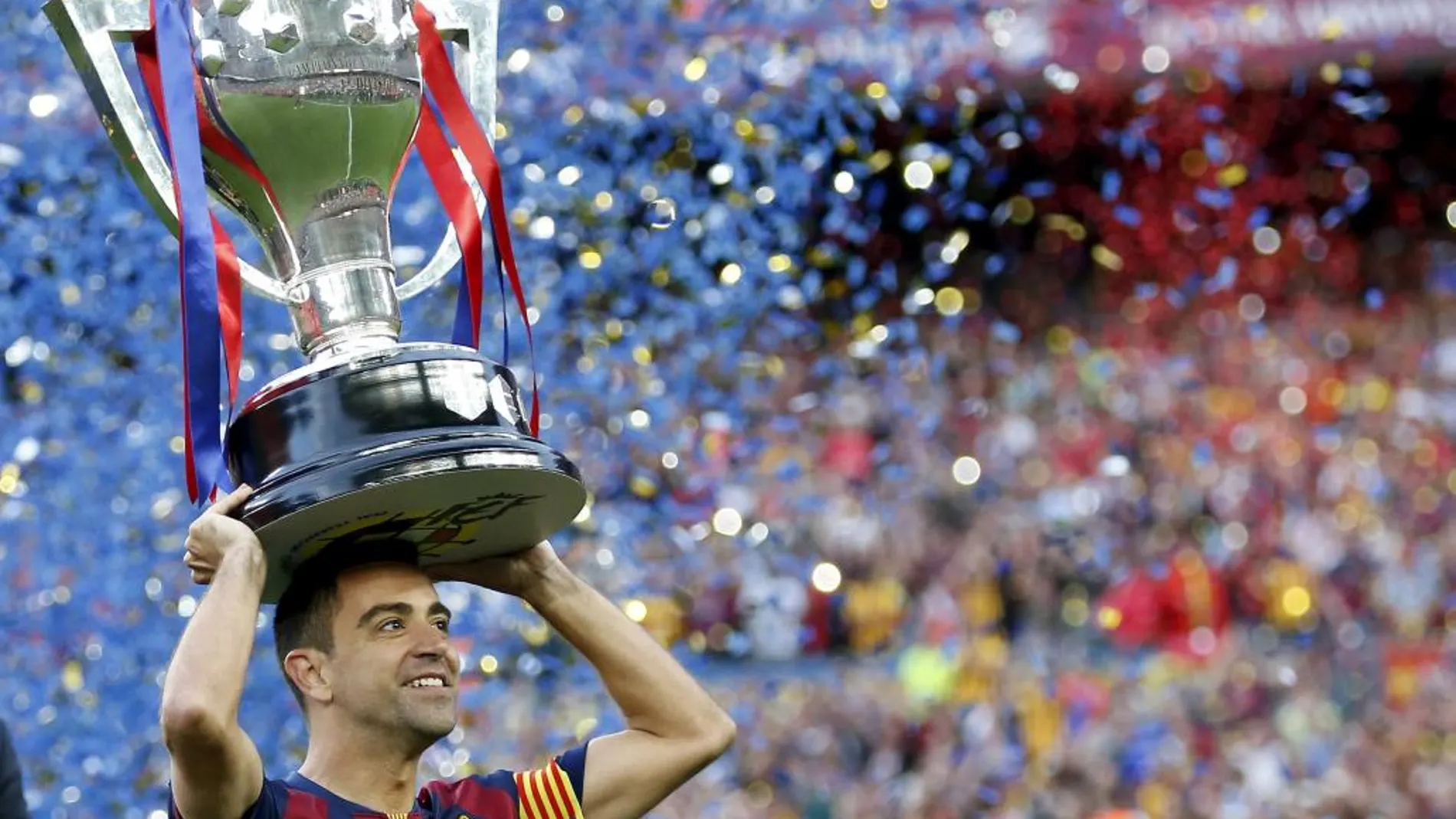 Xavi Hernandez alza la copa de "La Liga"