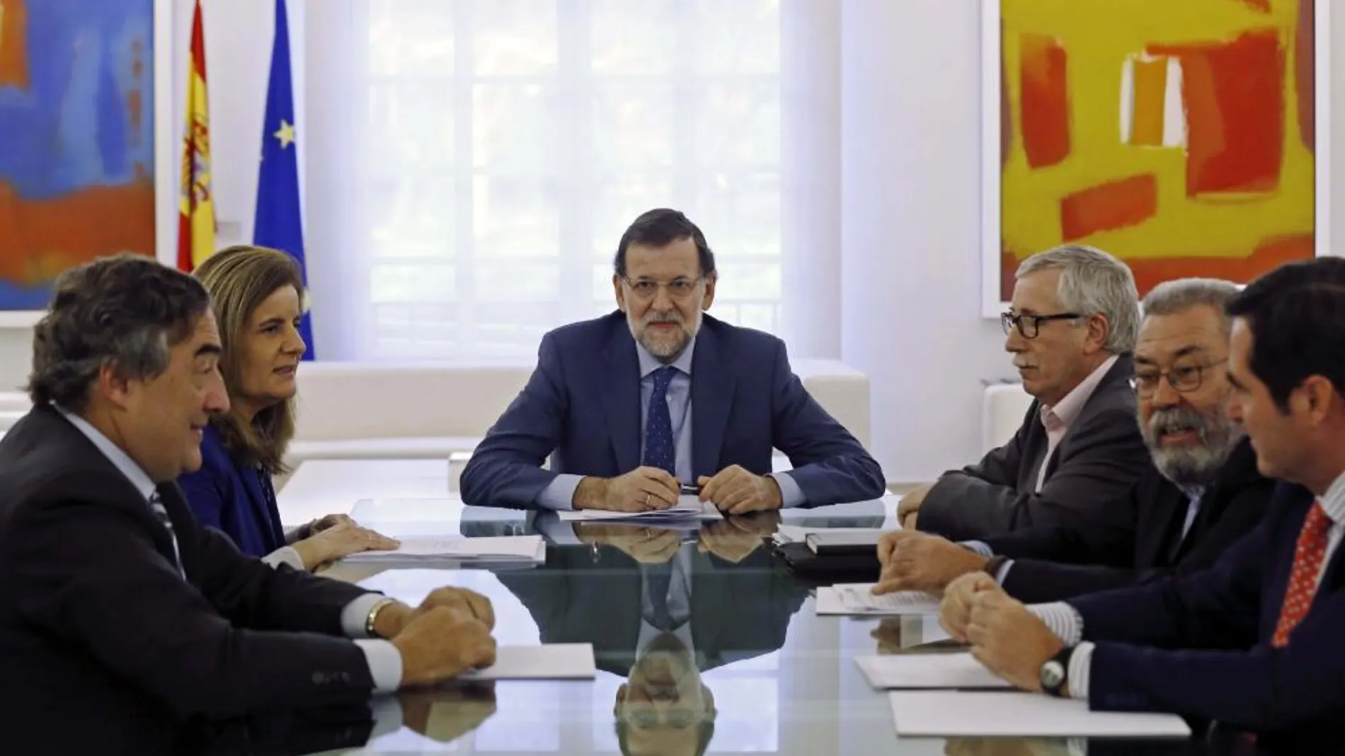 El presidente del Gobierno Mariano Rajoy (c), junto a los secretarios generales de UGT y CC OO, Cándido Méndez e Ignacio Fernández Toxo.