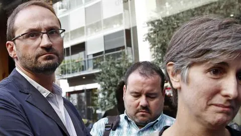 Joan Herrera (i), Joan Mena (c) y Dolors Camats (d) a la salida de la reunión que han mantenido hoy en Barcelona con representantes de ERC.