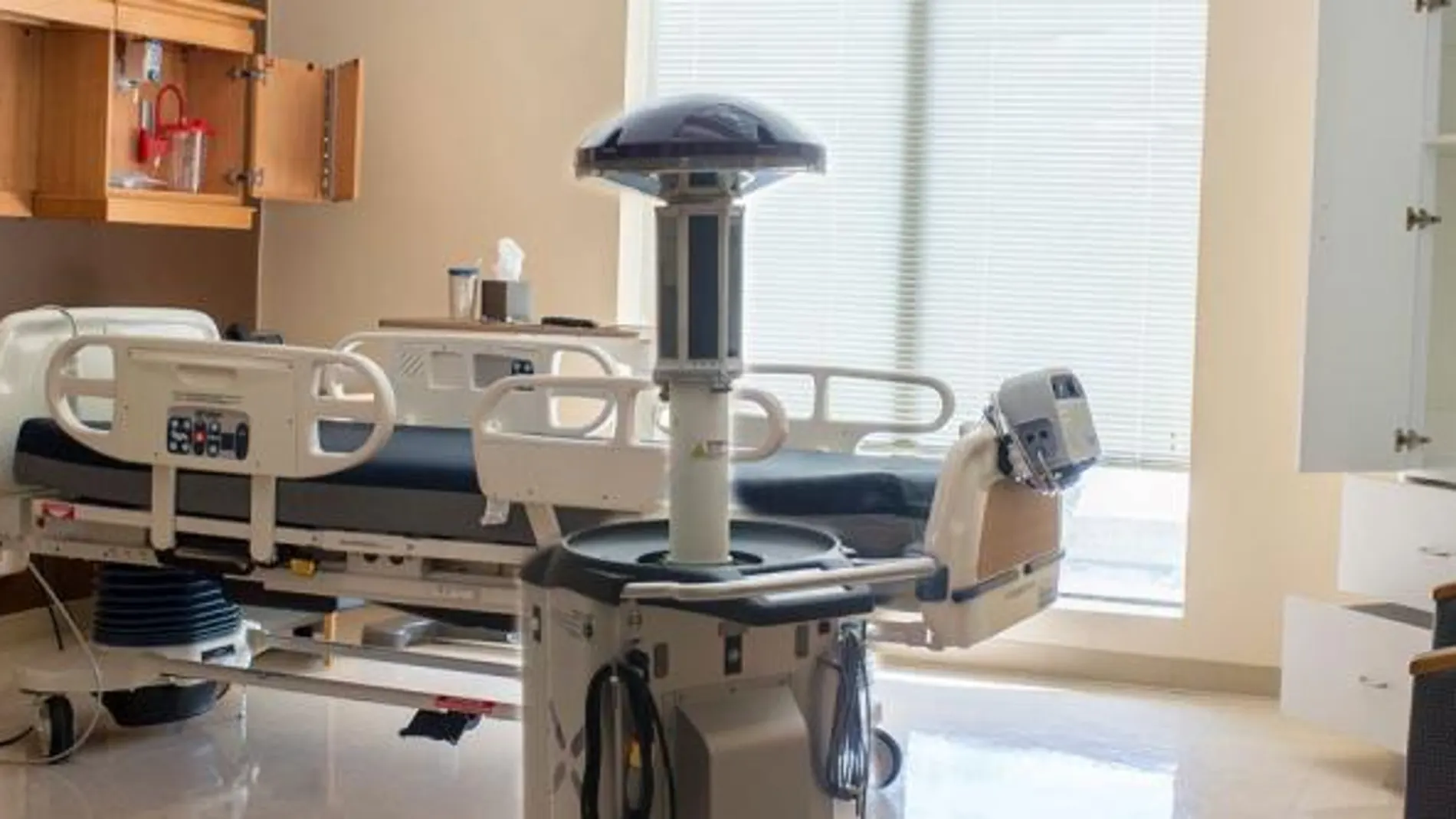 Imagen del robot Little Moe, de la empresa Xenex, que desinfecta las habitaciones en los hospitales estadounidenses.