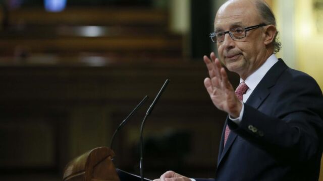 El ministro de Hacienda y Administraciones Públicas, Cristóbal Montoro, durante una de sus intervenciones en el pleno del Congreso de los Diputados