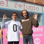 El candidato de UPyD, Ramón Marcos, junto al presidente de El Refugio, Nacho Paunero