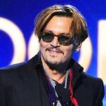 Johnny Depp entrega un premio en Hollywood visiblemente borracho