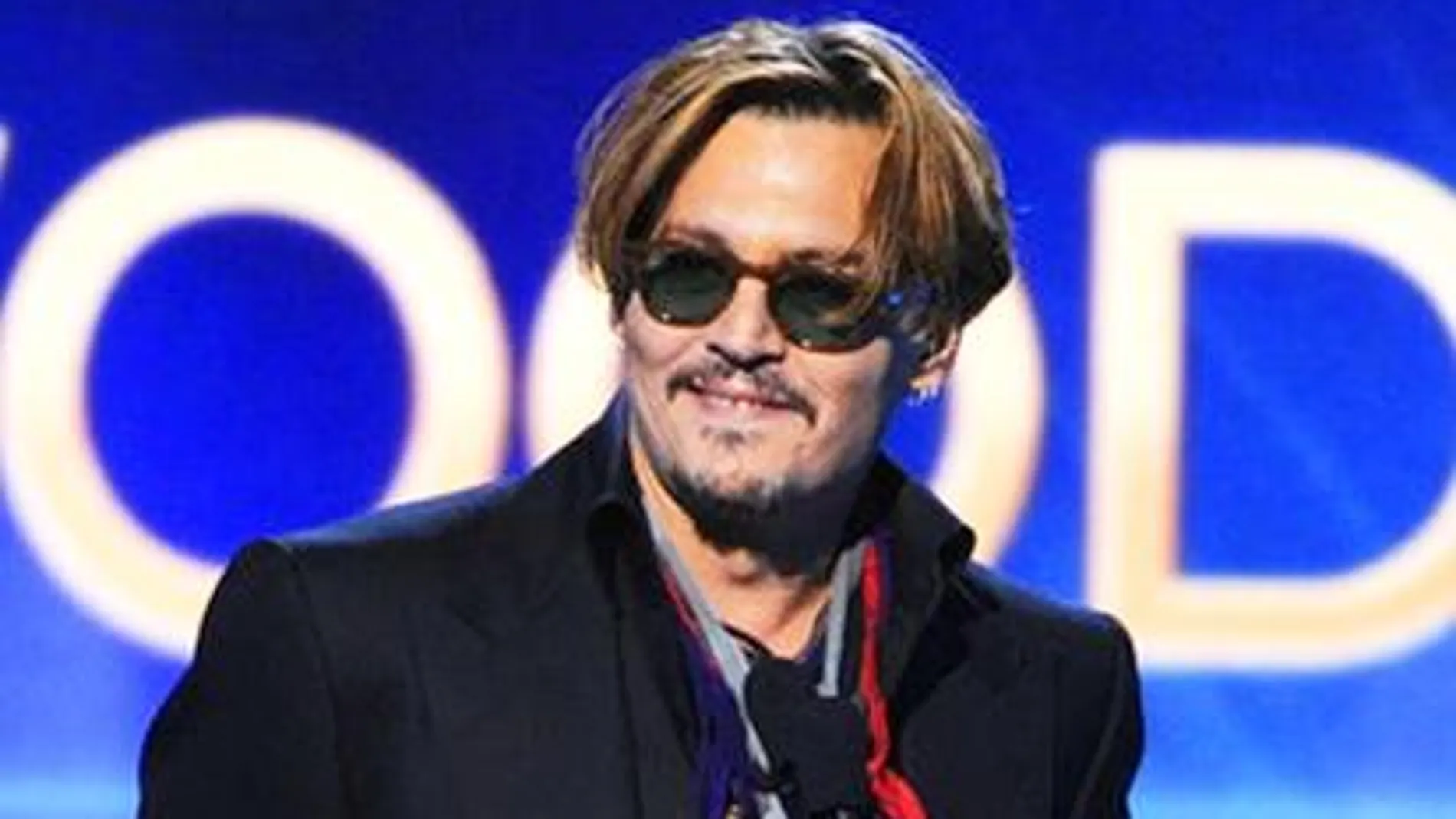 Johnny Depp entrega un premio en Hollywood visiblemente borracho