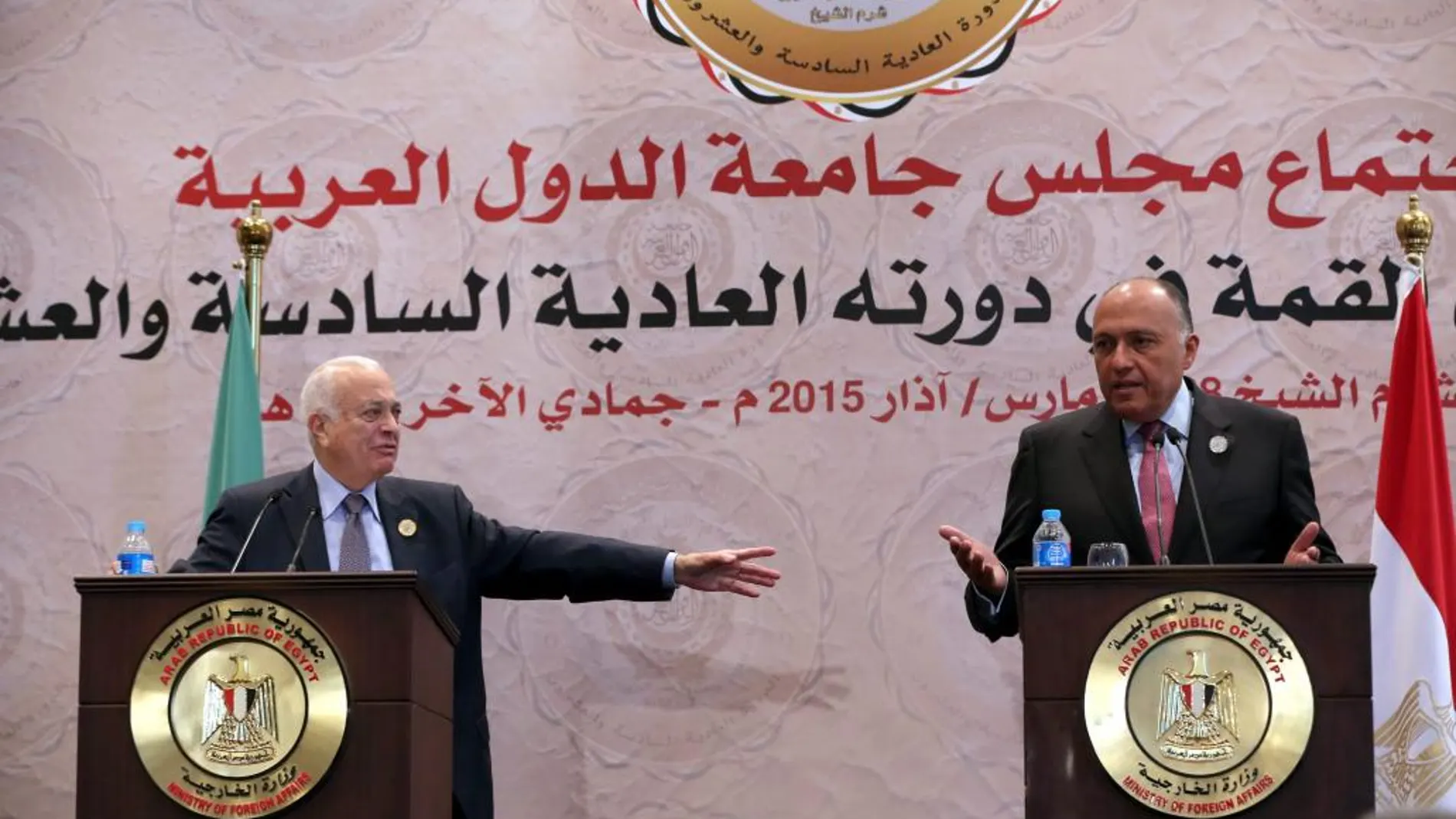 El secretario general de la Liga Árabe, Nabil al-Arabi, y el ministro de Asuntos Exteriores de Egipto, Sameh Shoukry, anuncian el acuerdo