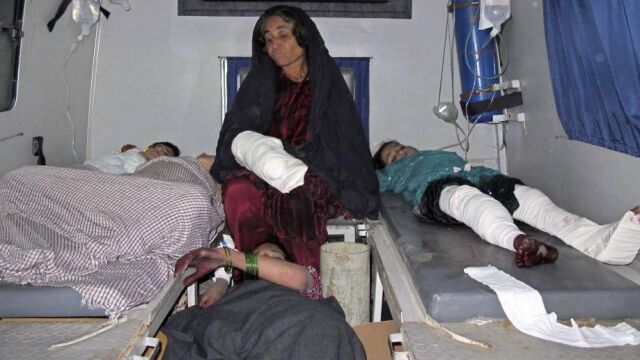 Varios de los heridos en el ataque durante una boda, en una ambulancia.