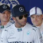 Lewis Hamilton, es el líder del Mundial, y su compalero Nico Rosberg (izda) le pisa los talones