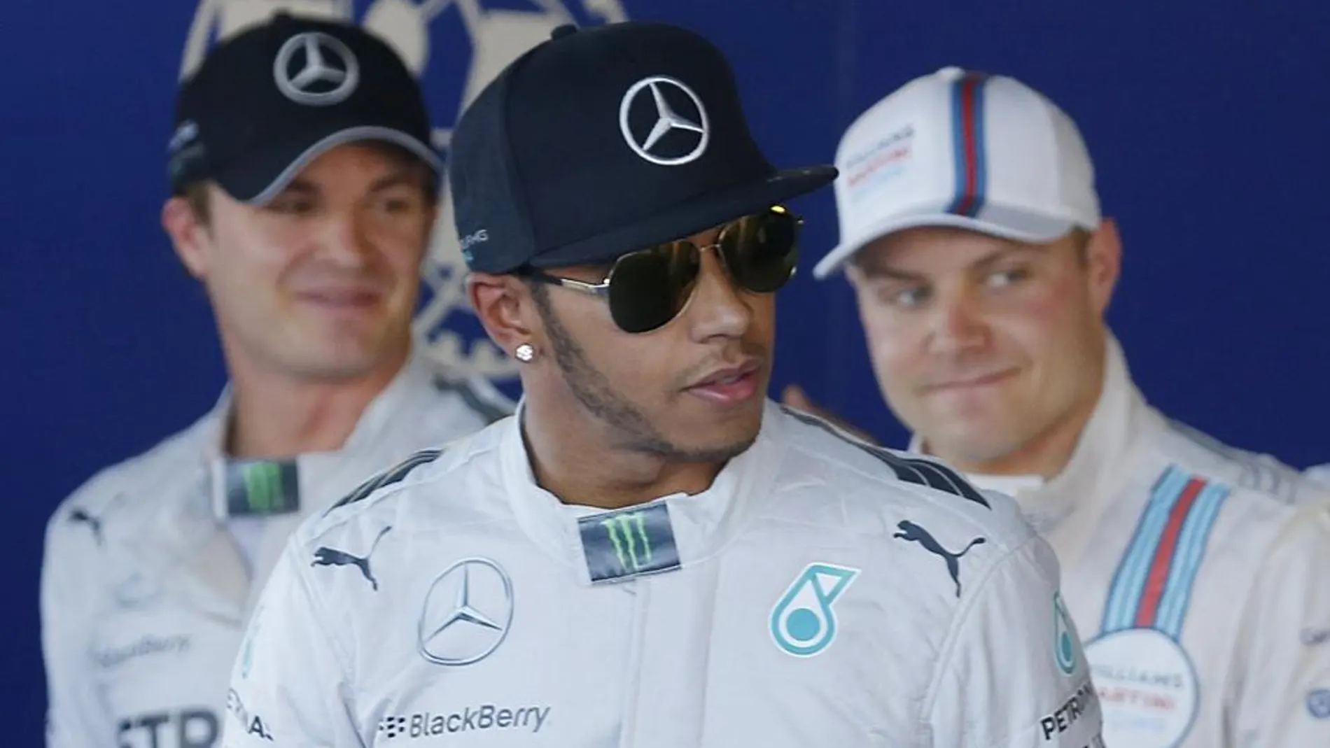 Lewis Hamilton, es el líder del Mundial, y su compalero Nico Rosberg (izda) le pisa los talones