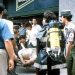 Fotografía de archivo tomada el 19 de junio de 1987, en la que se ve al traslado de una de las víctimas del atentado perpetrado por ETA en el supermercado Hipercor de Barcelona