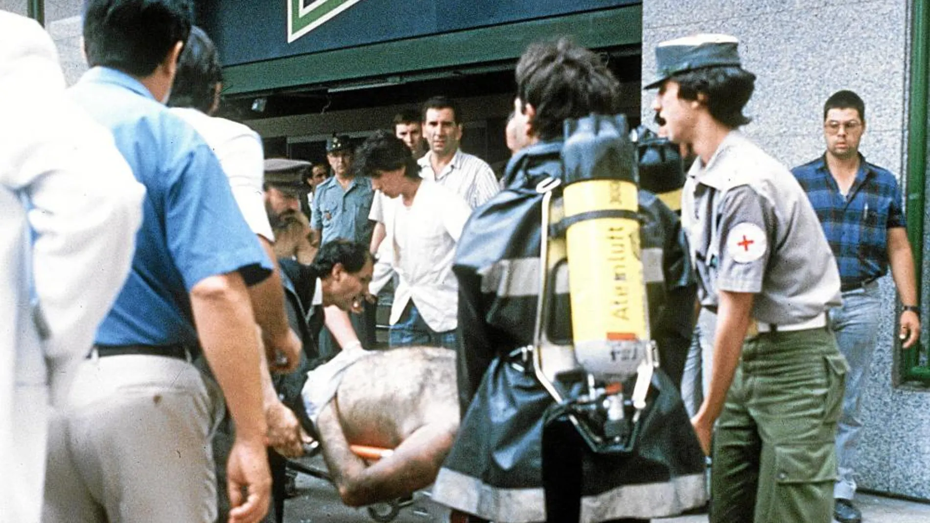 Fotografía de archivo tomada el 19 de junio de 1987, en la que se ve al traslado de una de las víctimas del atentado perpetrado por ETA en el supermercado Hipercor de Barcelona