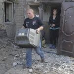 Vecinos de Donetsk dejan sus casas destrozadas por los combates.