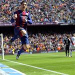 El delantero uruguayo del FC Barcelona, Luis Suárez, celebra un gol ante el Rayo Vallecano.