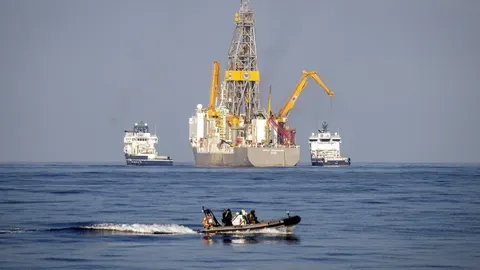 Una lancha de la Armada, encargada de proteger la zona donde el barco Rowan Reneissance de Repsol ha empezado hoy los sondeos petrolíferos.