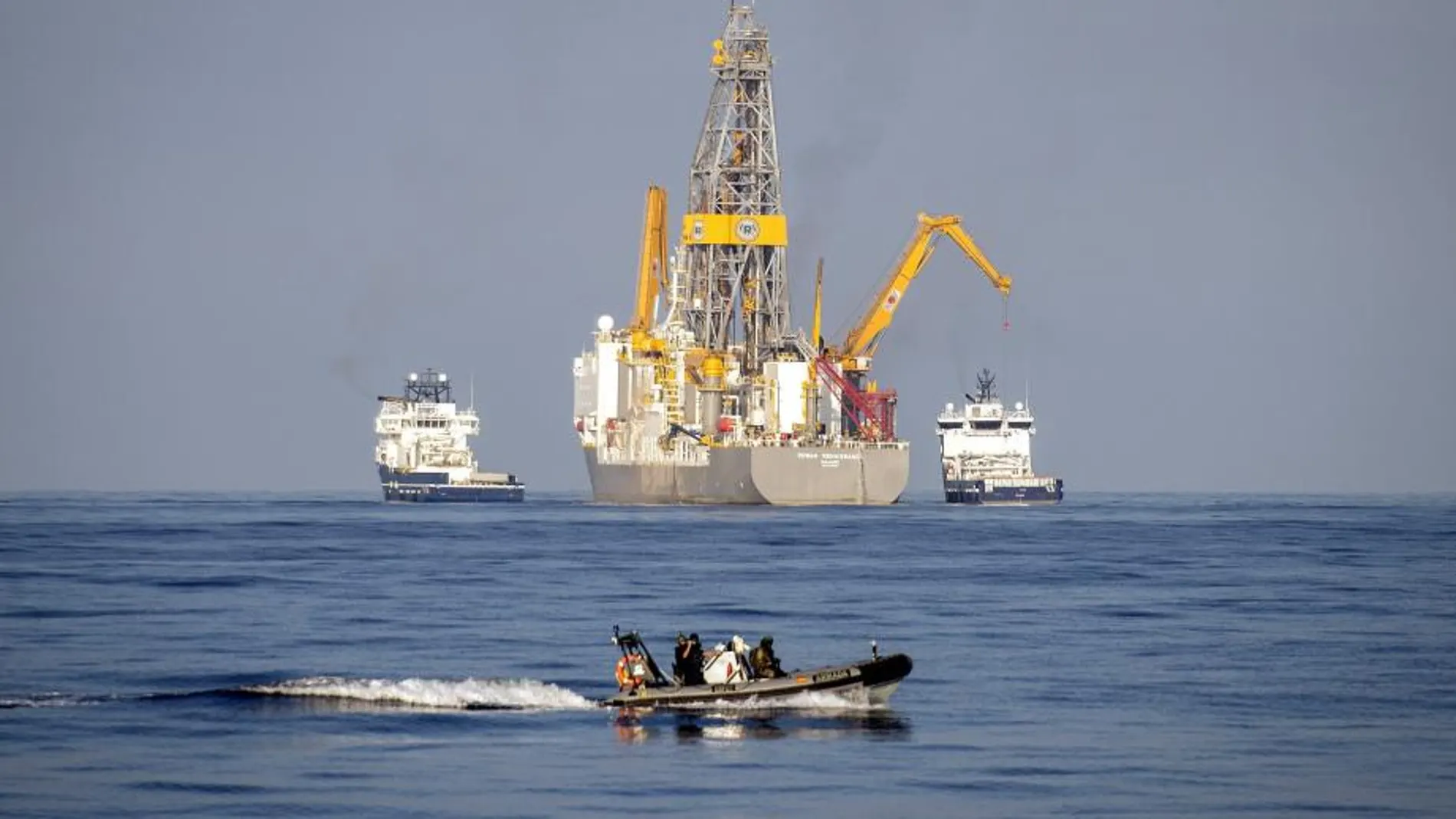 Una lancha de la Armada, encargada de proteger la zona donde el barco Rowan Reneissance de Repsol ha empezado hoy los sondeos petrolíferos.