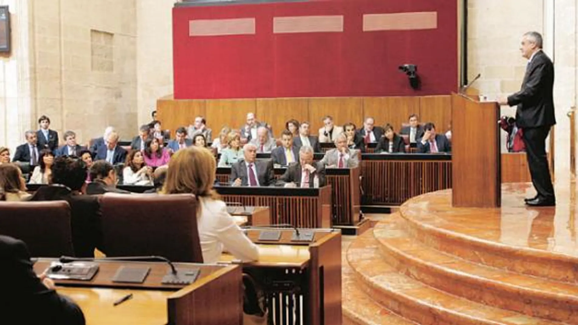 Griñán marca líneas estratégicas sin aclarar cómo materializarlas