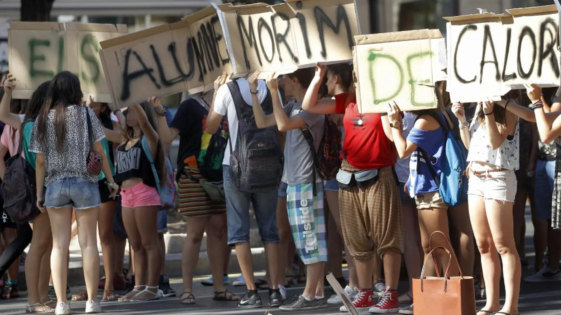 Alumnos protestan en las puertas de un instituto en Valencia.
