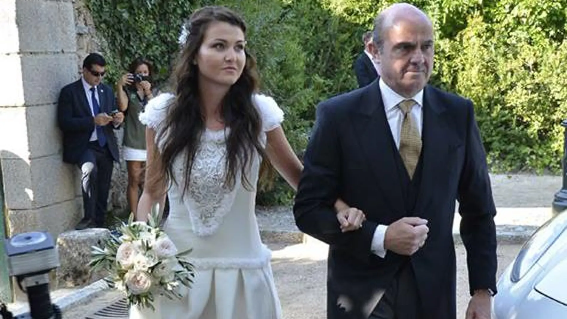 El ministro de Luis de Guindos acompaña a su hija Belén, en el día de su boda