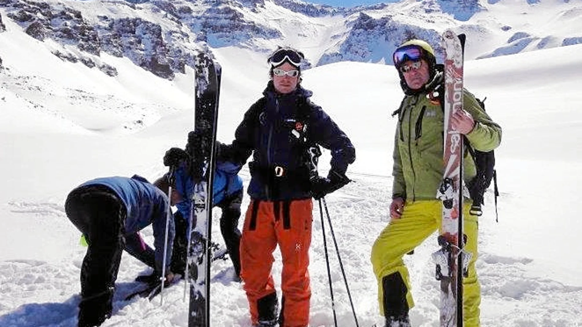 El ex tesorero del PP disfrutó esta semana de unos días de relax en las pistas de esquí en el Valle de Arán, donde posee una vivienda, alejado de toda polémica. En la imagen con su hijo esquiando en Armenia
