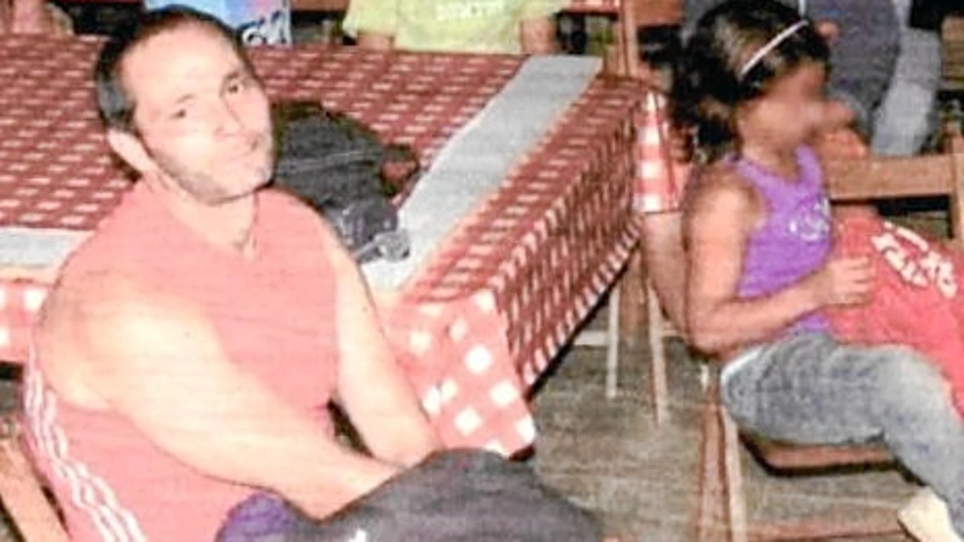 El trabajador del Samur Social durante campamentos veraniegos con niños en los que era monitor