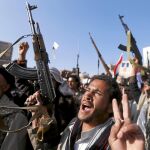 Hutíes se manifiestan contra los bombardeos liderados por Riad