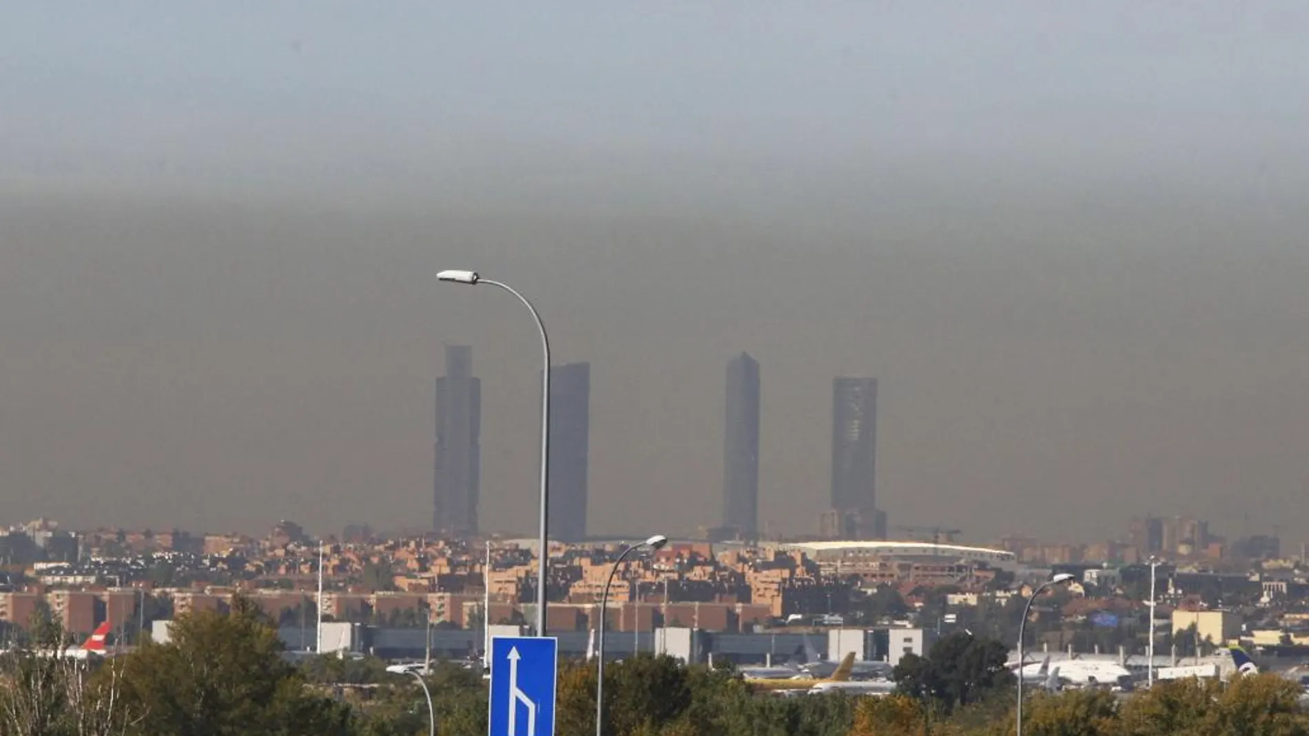 El cielo contaminado obre Madrid