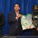Una pasajera escondía 16 bolsitas de dinero en su estómago
