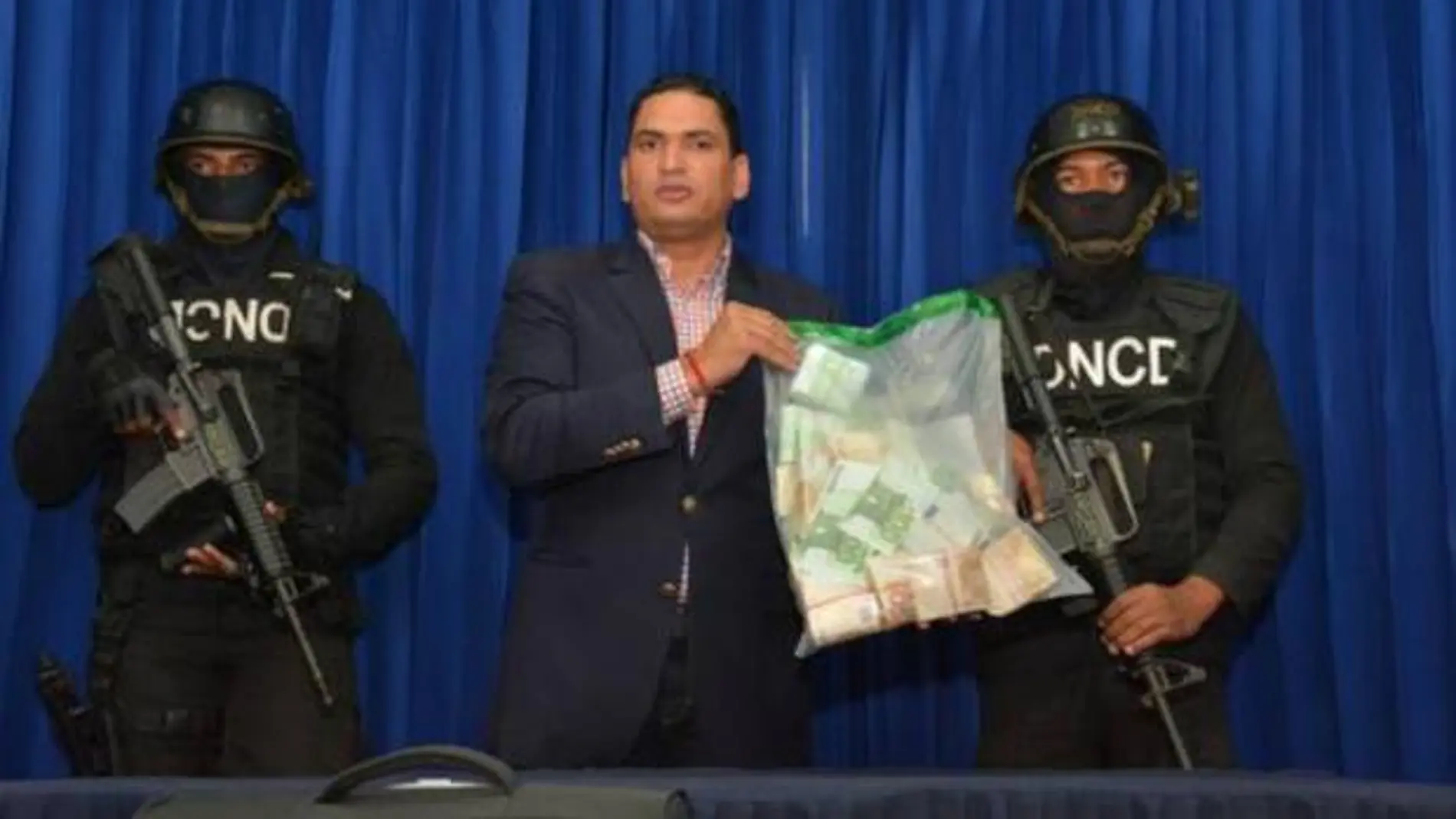 Una pasajera escondía 16 bolsitas de dinero en su estómago