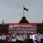 Protestas ayer frente al Palacio Nacional de México D.F. de los familiares de los 43 estudiantes deseaparecidos.