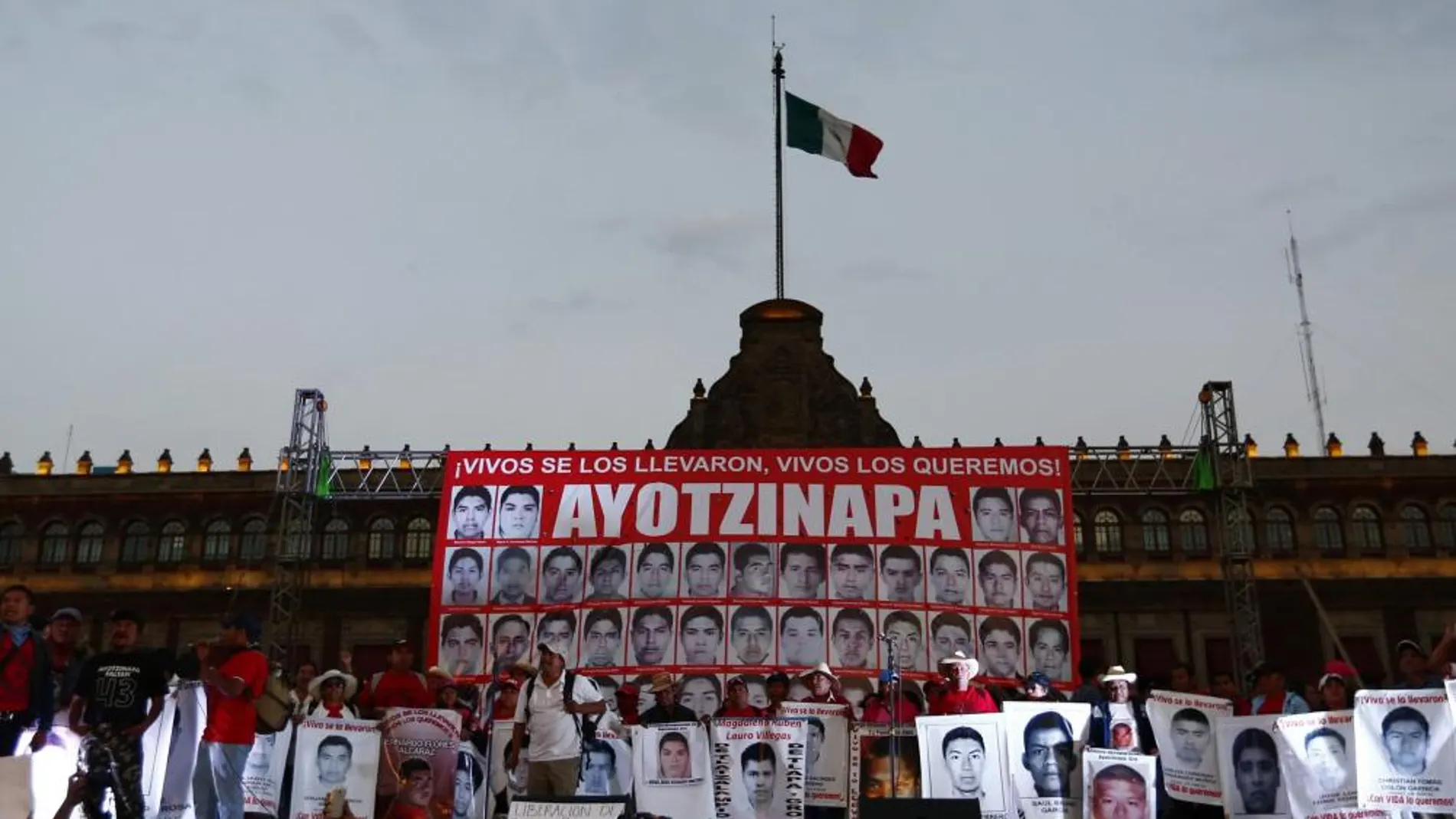 Protestas ayer frente al Palacio Nacional de México D.F. de los familiares de los 43 estudiantes deseaparecidos.