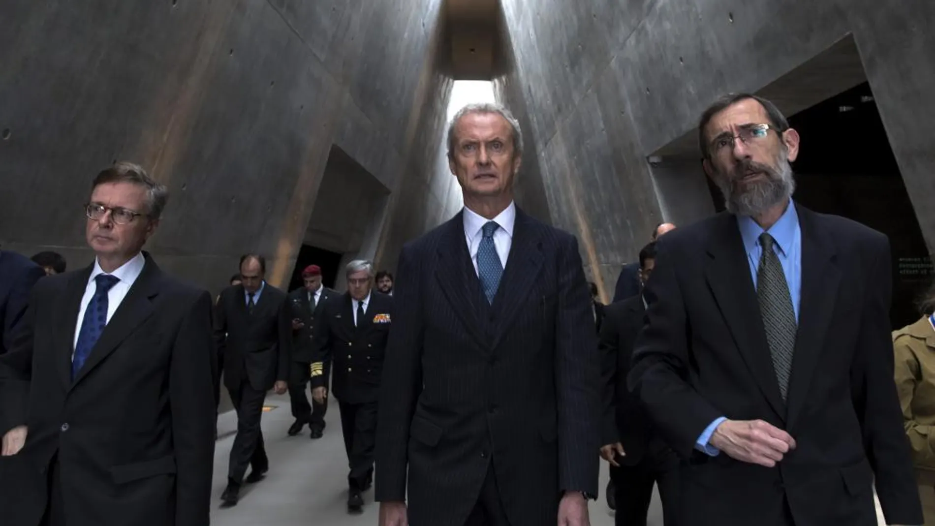 El ministro de Defensa español, Pedro Morenés (c), durante su visita ayer al centro de conmemoración del Holocausto, Yad Vashem, en Jerusalén