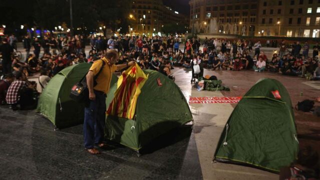 Finalmente, la policía retiró las tiendas de la acampada a favor del 9N