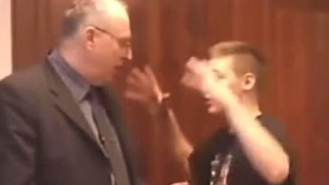 Imagen del acoso de un alumno a un profesor