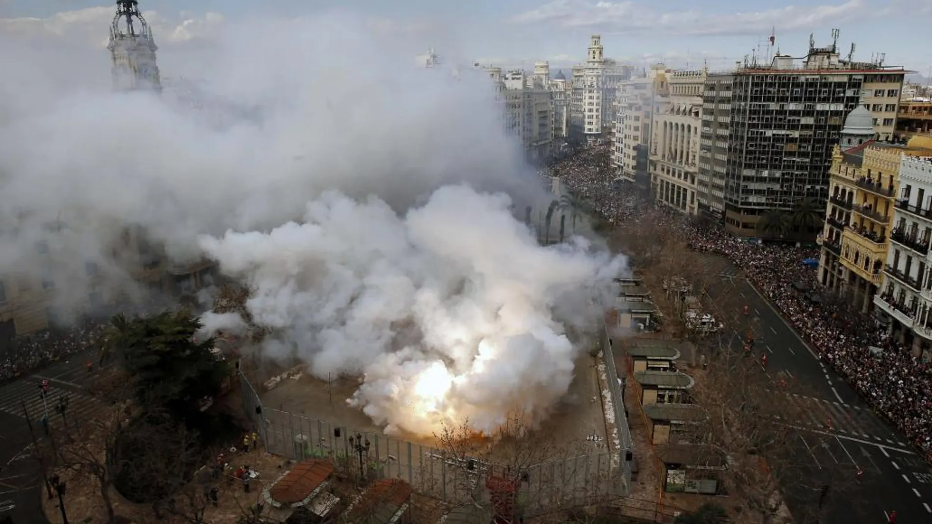 Vista general de la plaza del Ayuntamiento durante el disparo de una mascletà