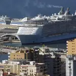 Vista del crucero más grande del mundo, el 'Allure of the Seas' de Royal Caribbean, con capacidad para más de 6.300 pasajeros, tras llegar al puerto de Málaga, el primero en su escala en Europa procedente del Caribe.