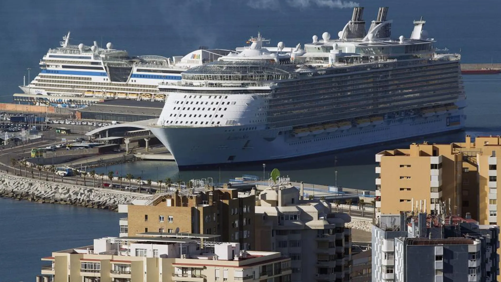 Vista del crucero más grande del mundo, el 'Allure of the Seas' de Royal Caribbean, con capacidad para más de 6.300 pasajeros, tras llegar al puerto de Málaga, el primero en su escala en Europa procedente del Caribe.