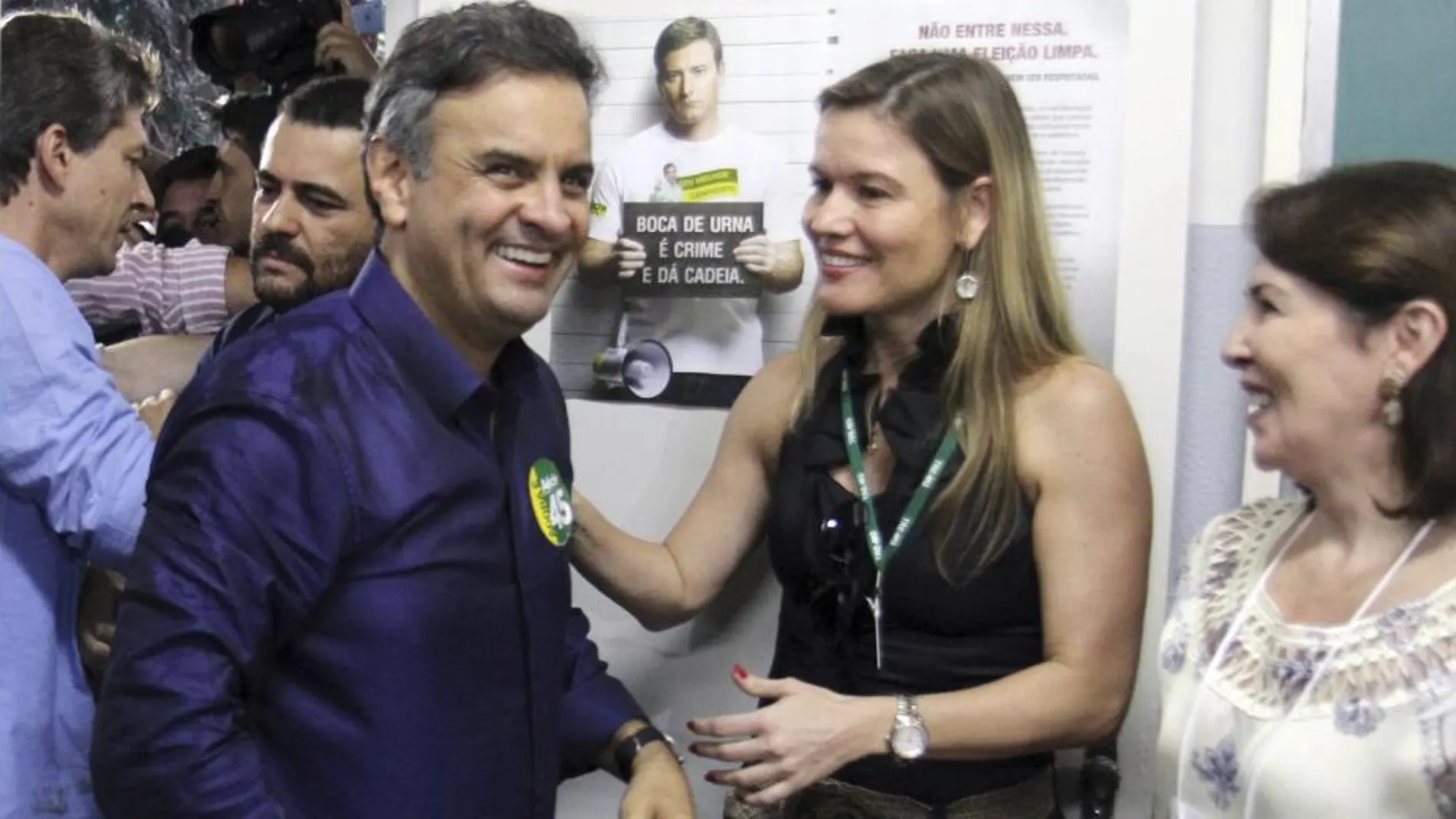Aécio Neves, candidato a la presidencia de la República de Brasil en el colegio electoral de Belo Horizonte , Minas de Garais, donde depositó su voto