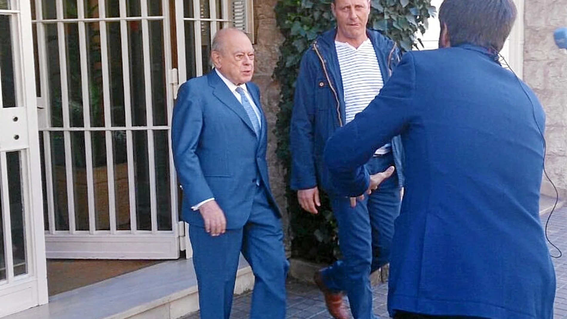 Pujol salió ayer de su domicilio a las 14:15 horas tras pasar allí la mañana entera