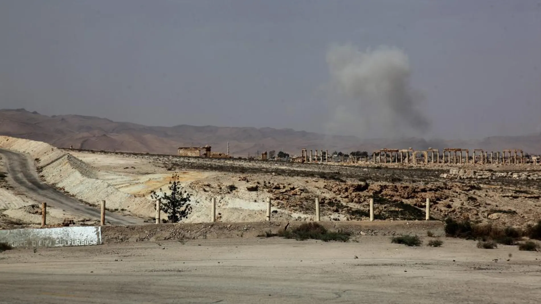 El humo de un misil se eleva sobre la ciudad de Palmira