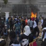 Los manifestantes incendian el Parlamento