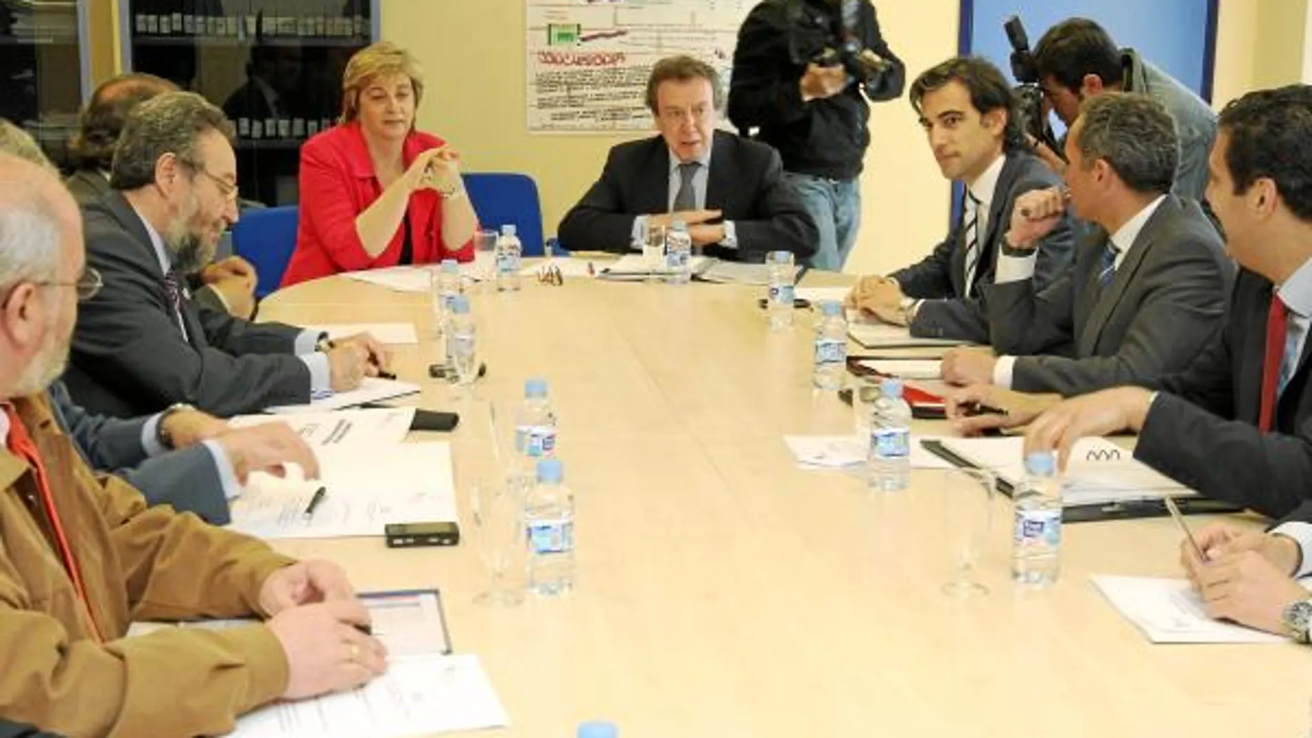 De Santiago-Juárez y María Jesús Ruiz, en la reunión de la Comisión de Coordinación Territorial