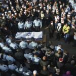 Cientos de personas se reúnen alrededor del ataúd de Zidan Sif (c), el policía que falleció ayer en los ataques del atentado a la sinagoga y la Yeshiva (escuela rabínica), durante su funeral