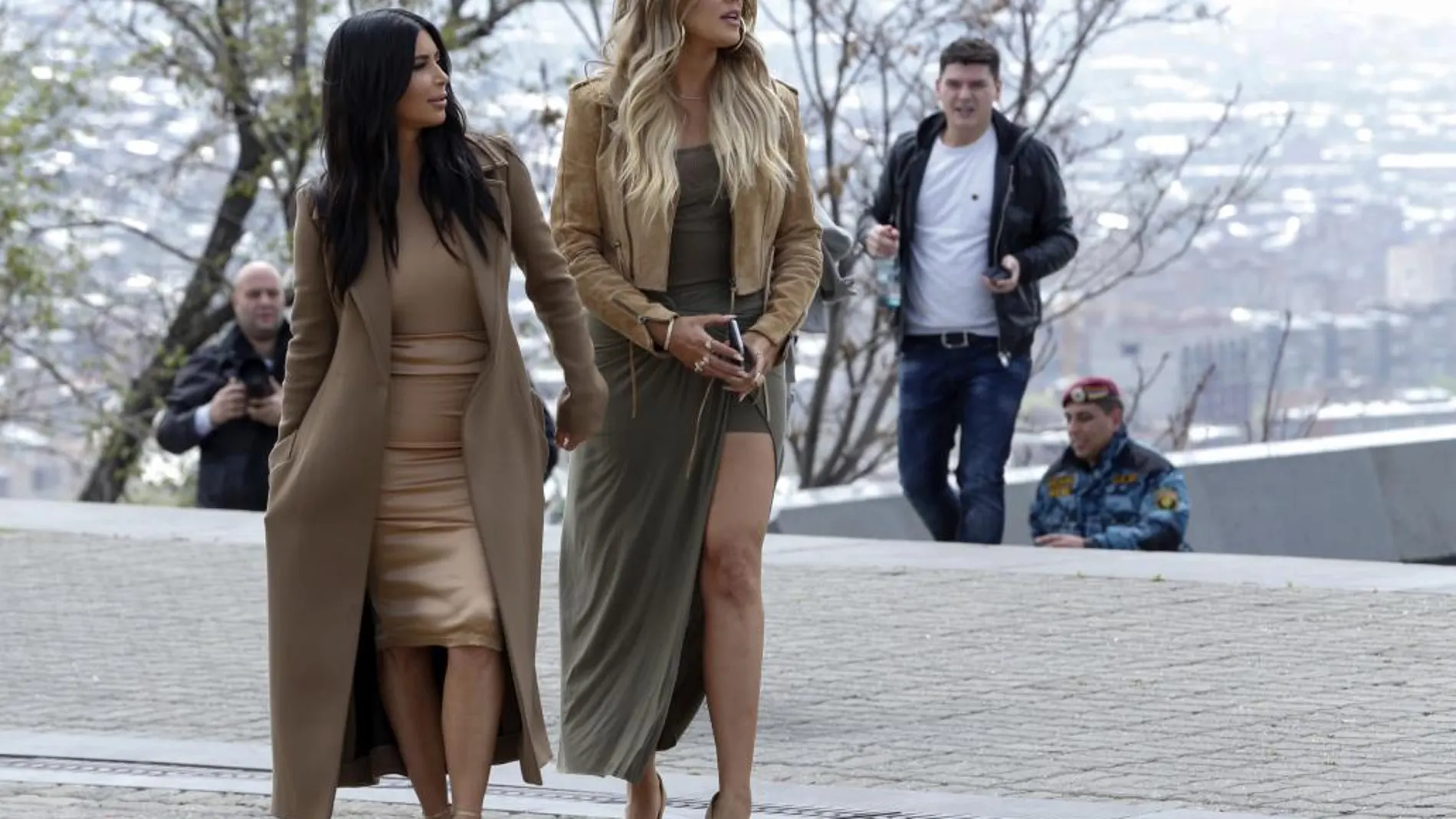 Kim Kardashian y Khloe Kardashian parasean por Victory Park en Yerevan, Armenia.