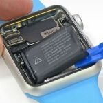 Los diminutos componentes del Apple Watch lo hacen irreparable