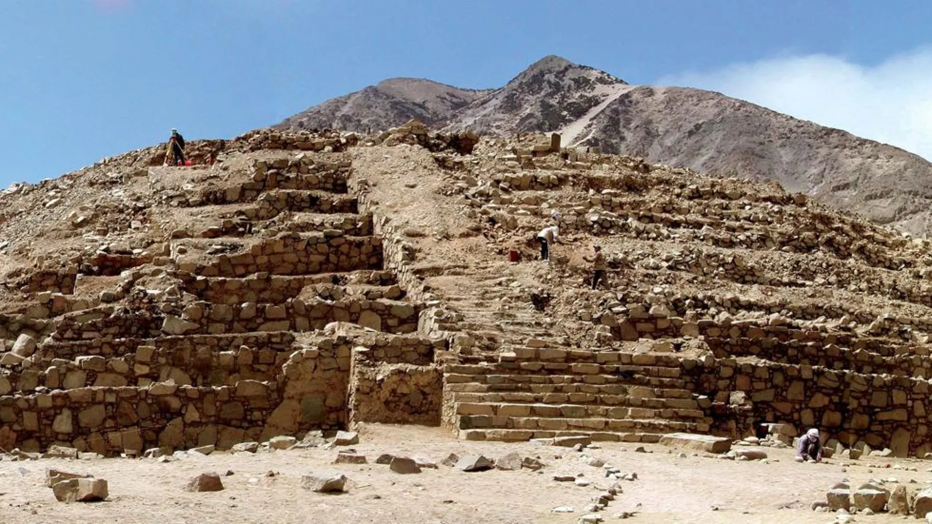 Vista de la Pirámide de la Galería, que hace parte del conjunto de monumentos de 20 metros de altura, ubicadas en Caral, la ciudad más antigua de América y cuyo esplendor es contemporáneo al de las pirámides de Egipto.